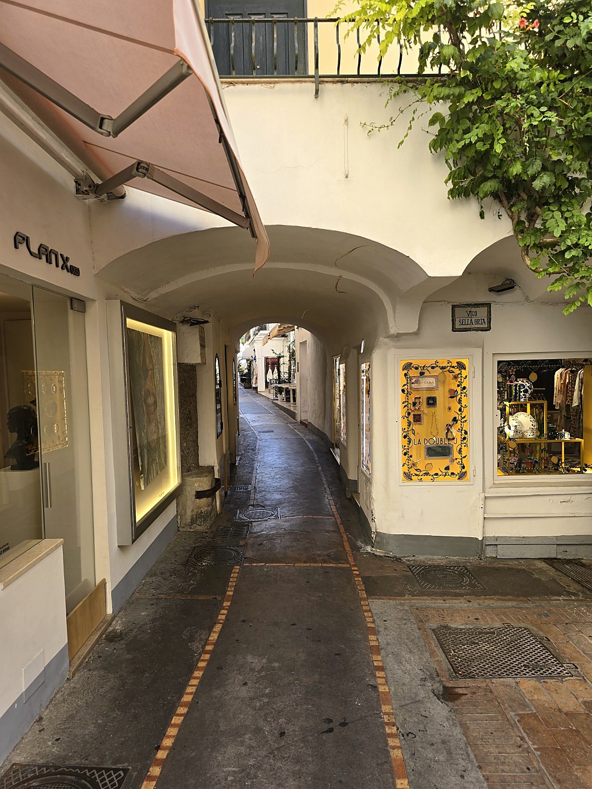 Vico Sella Orta in Capri with a passage beneath an arch