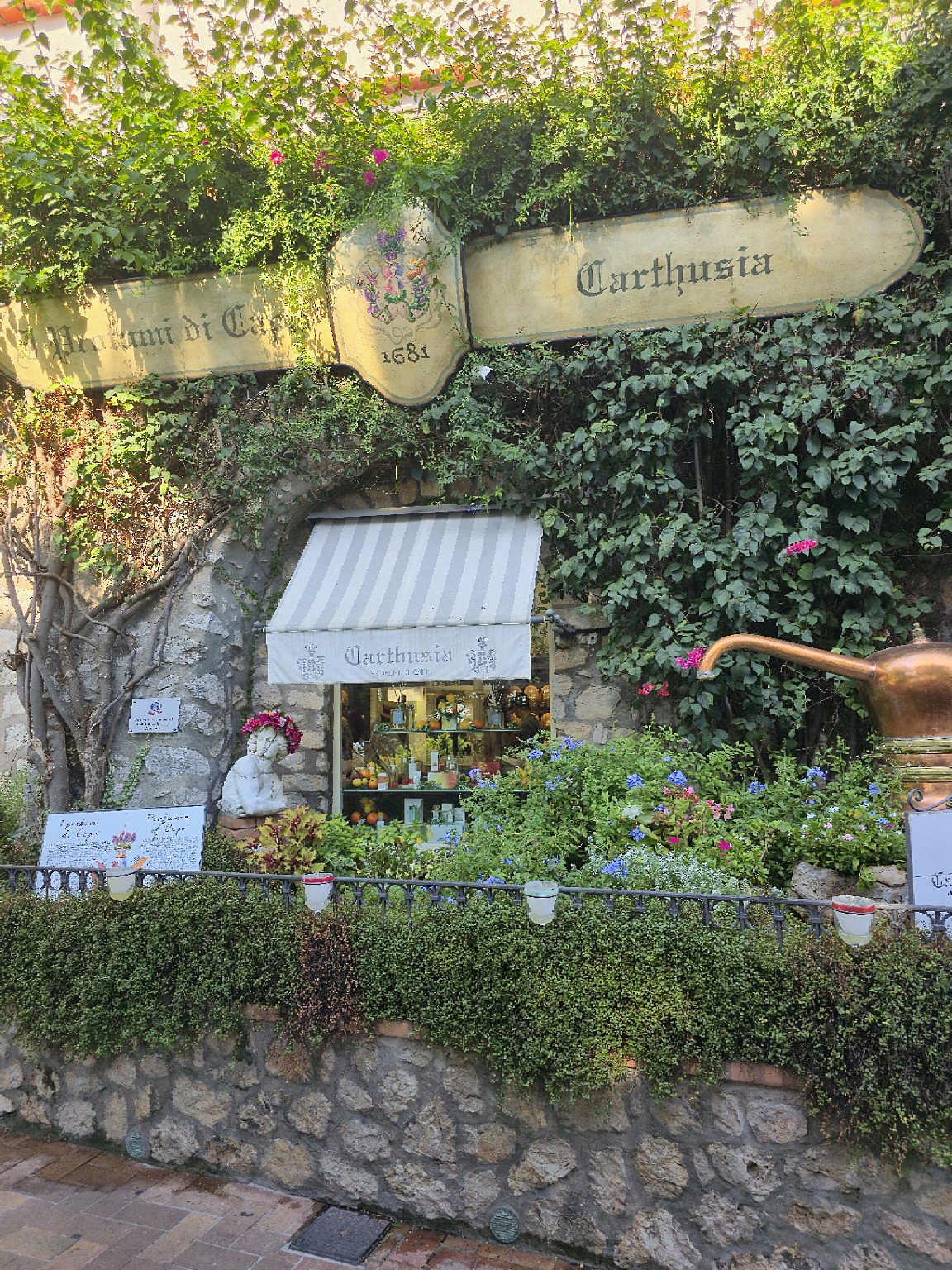 The Carthusia shop in Capri surrounded by greenery and flowers