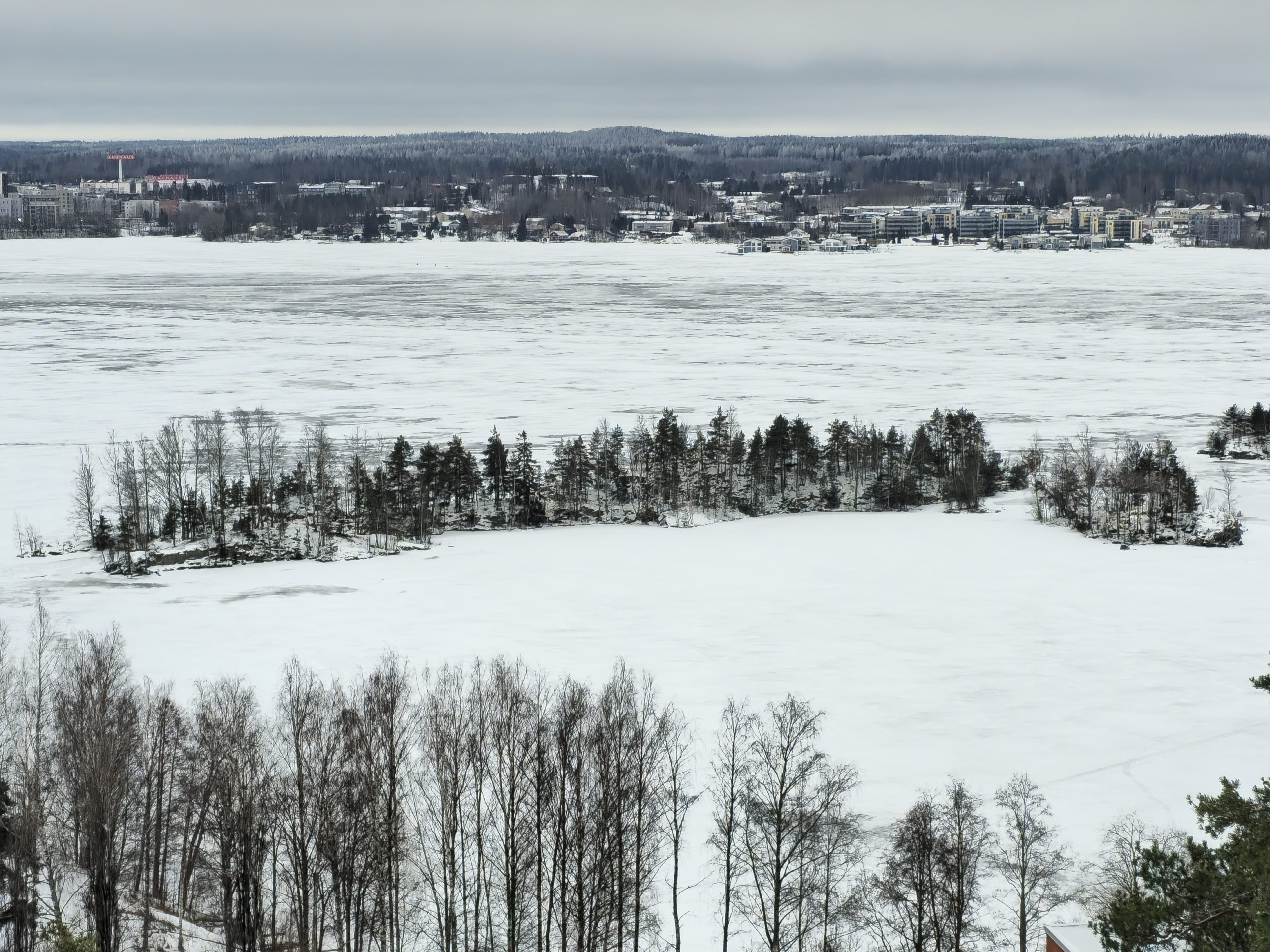 Zimski pogled na Tampere između zaleđenih jezera