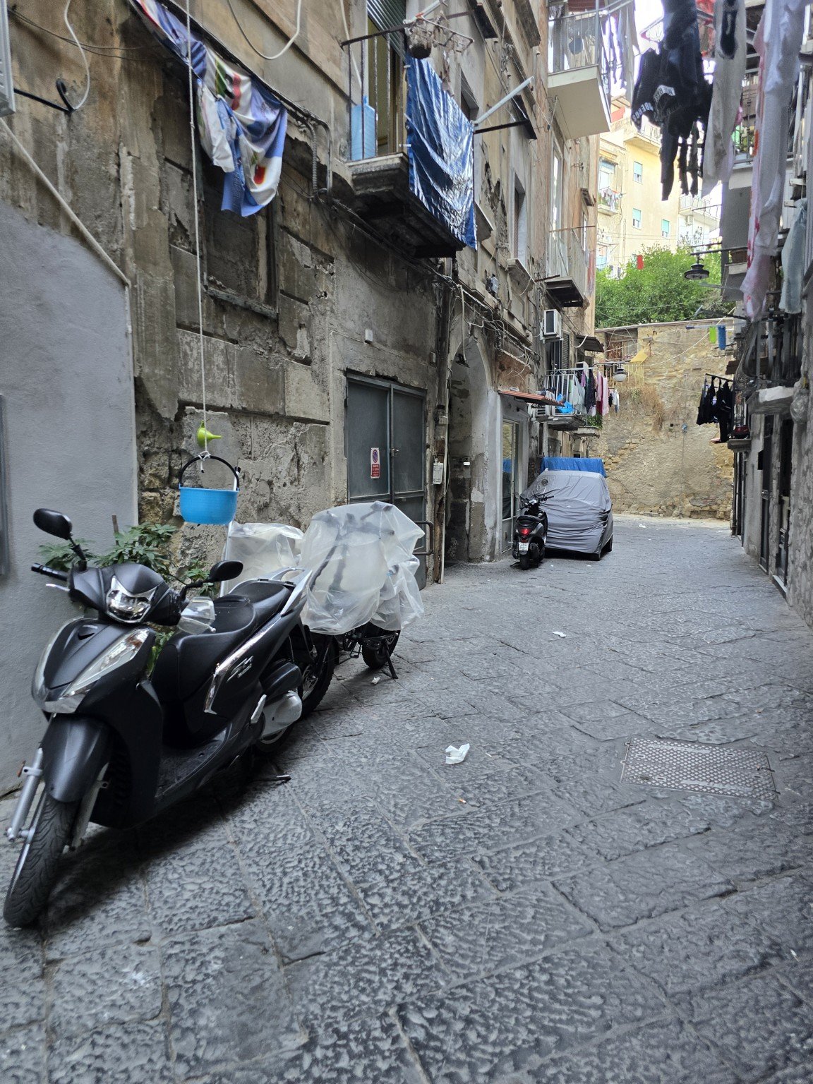 'O panaro, košara na užetu u Quartieri Spagnoli u Napulju