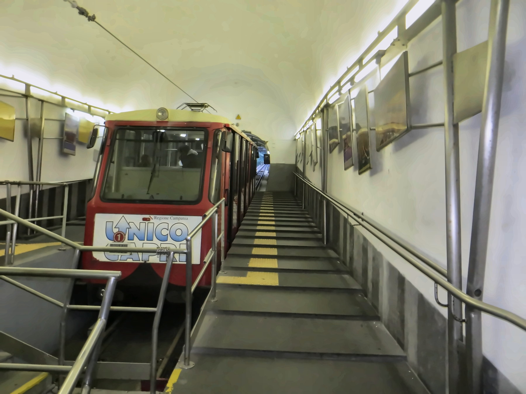 The red Capri funicular at the station