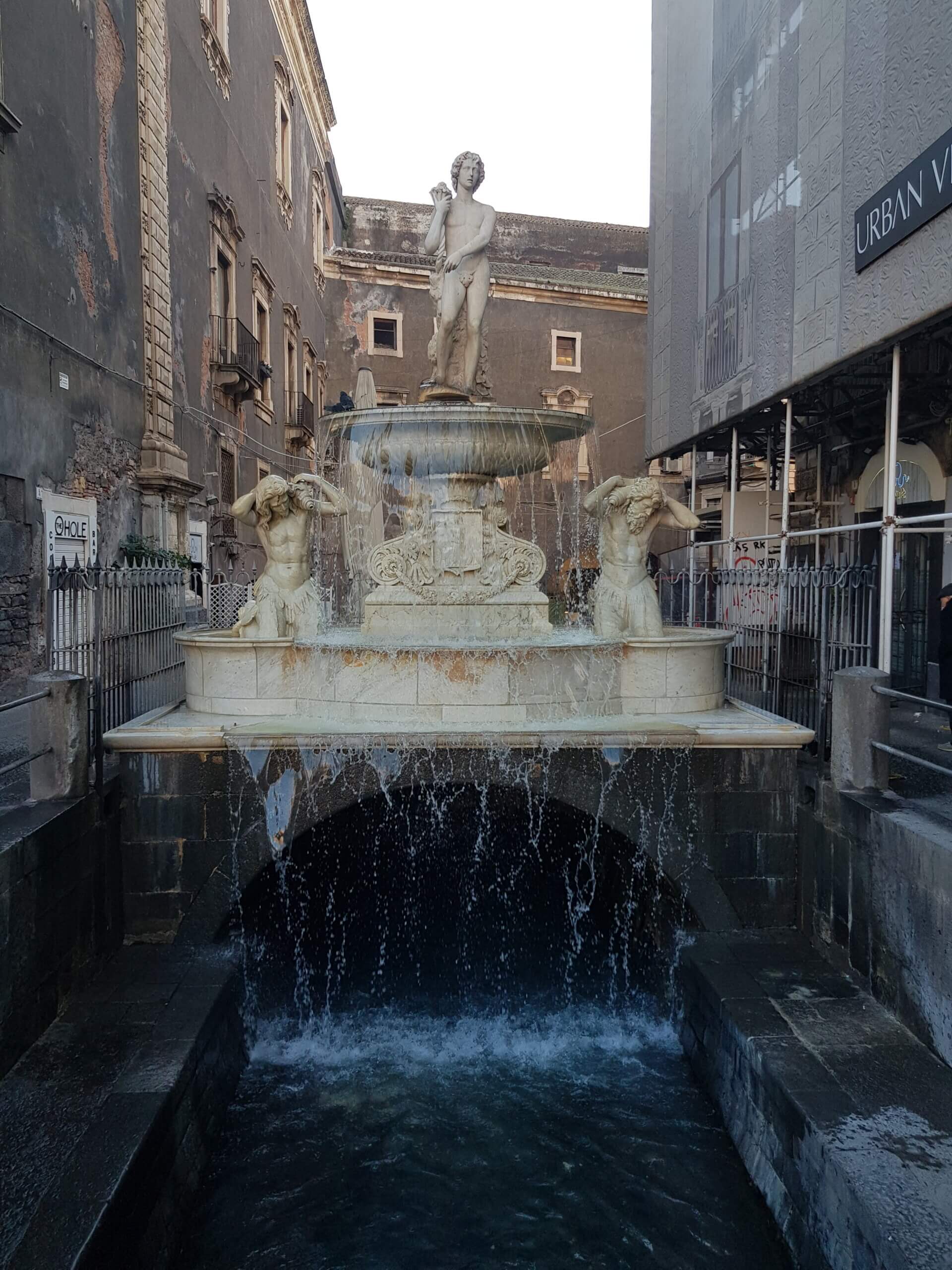 Fontana Amenano na trgu Duomo u Cataniji.