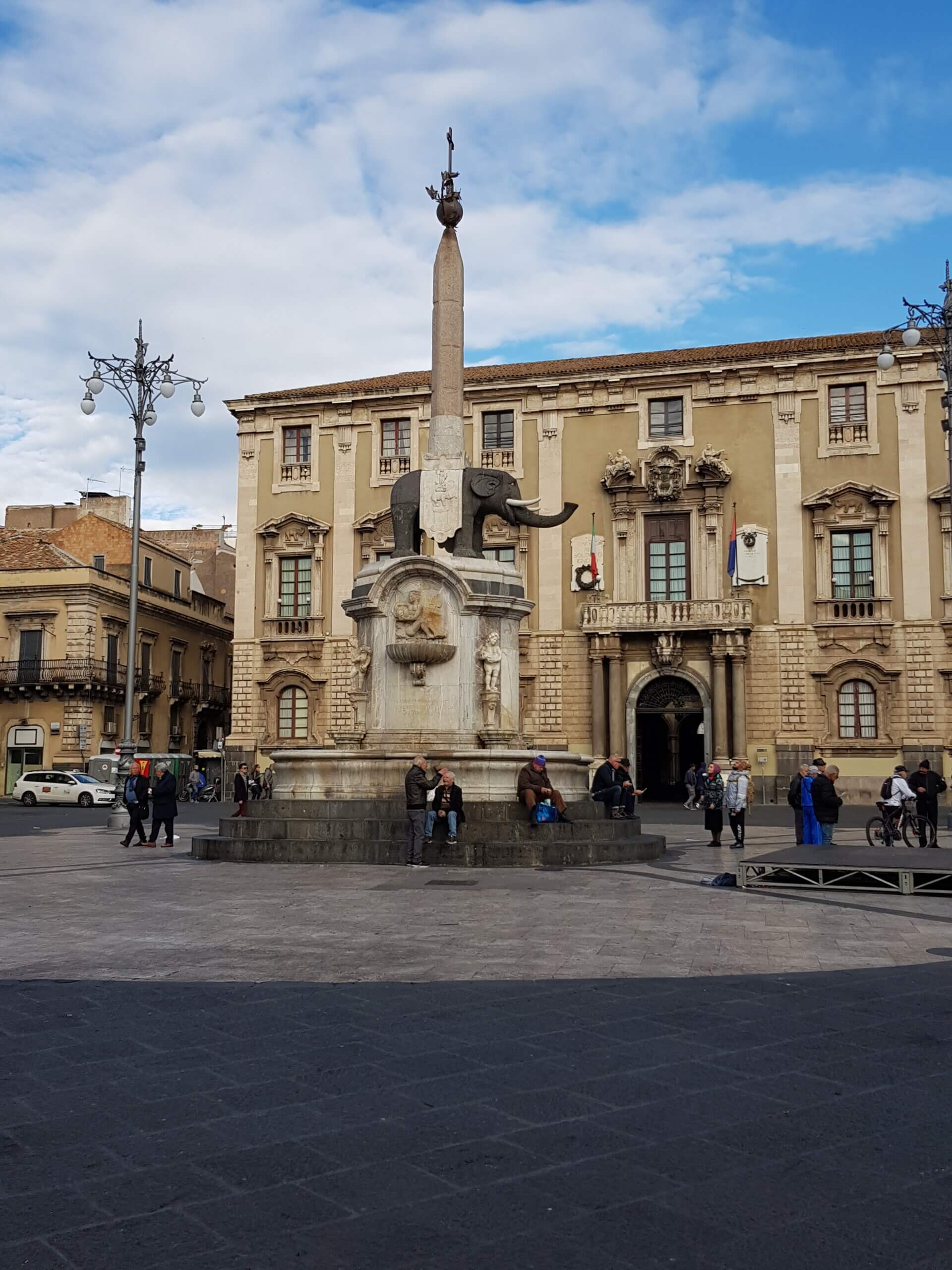 Fontana dell’Elefante s palačom degli Elefanti u pozadini na trgu Duomo u Cataniji.