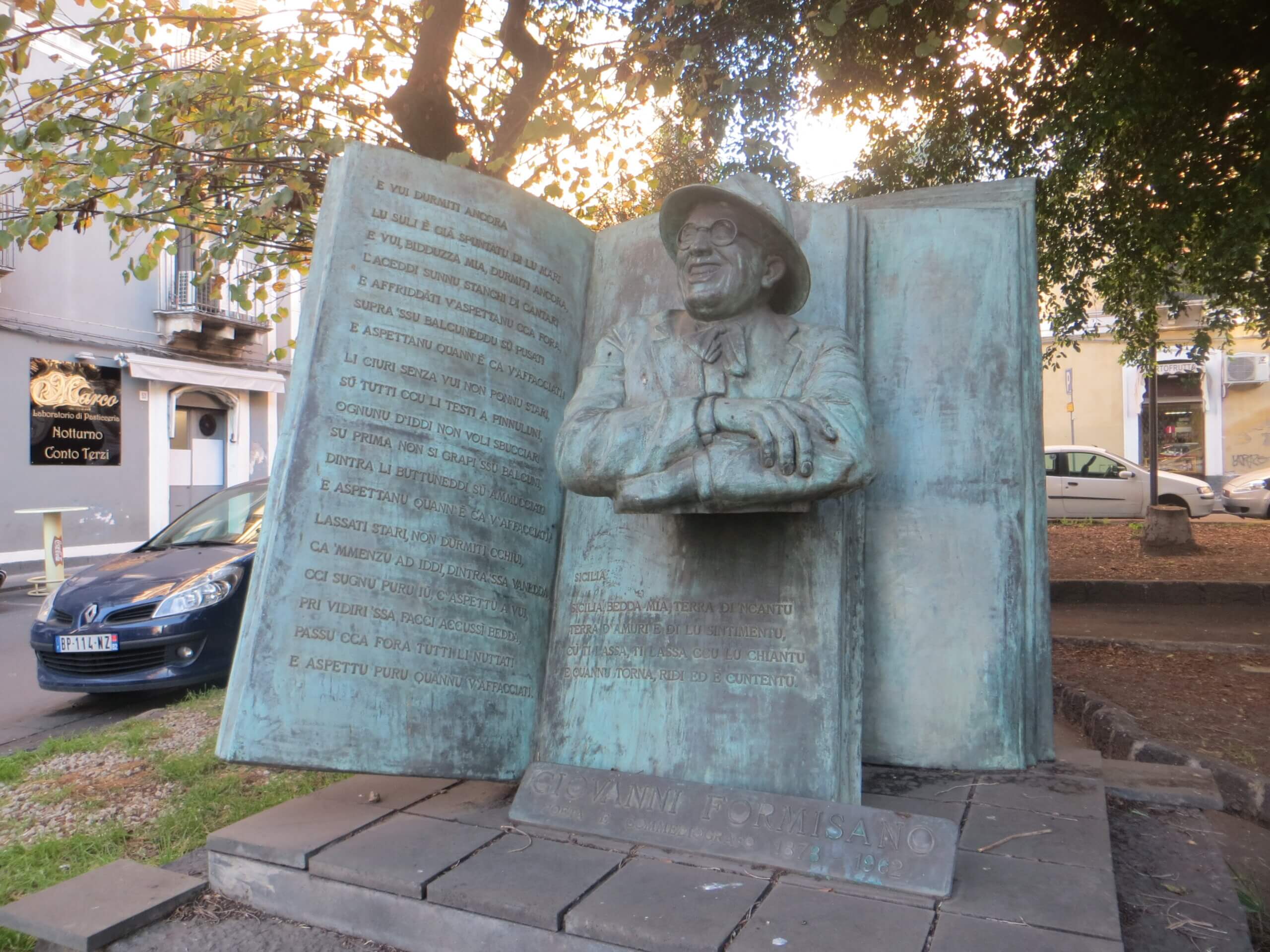 Spomenik pjesniku Giovanniju Formisanu u Cataniji.