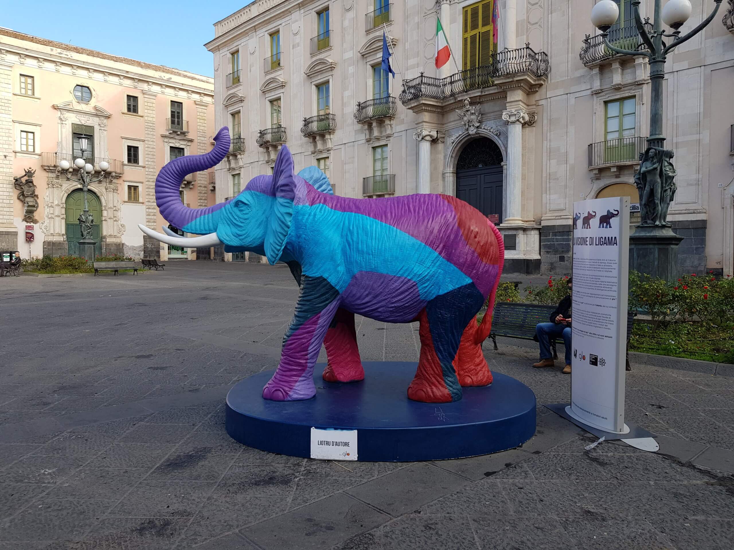 Šareni slon sicilijanskog umjetnika Ligame na trgu Università u Cataniji.