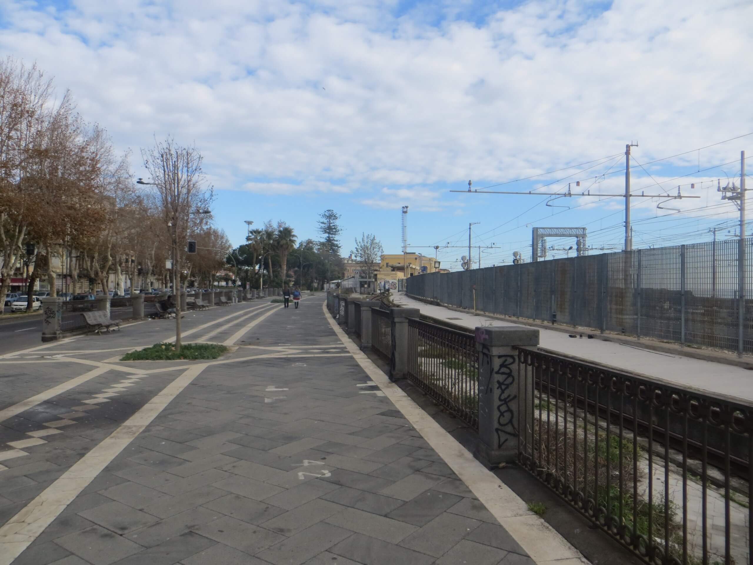 Passeggiata alla Marina uz željezničku prugu u Cataniji.