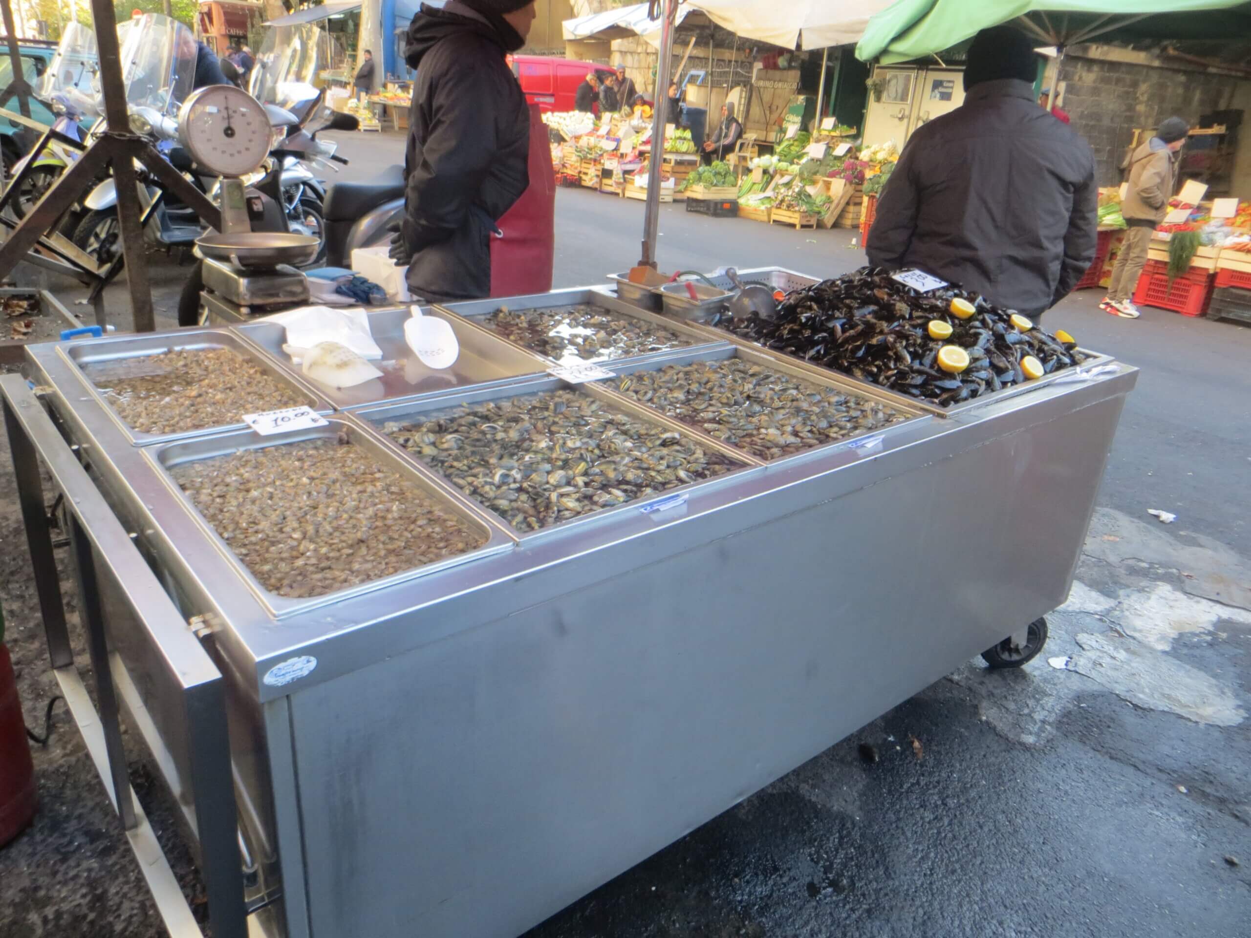 Štand s morskim plodovima na ribarnici La Pescheria u Cataniji.