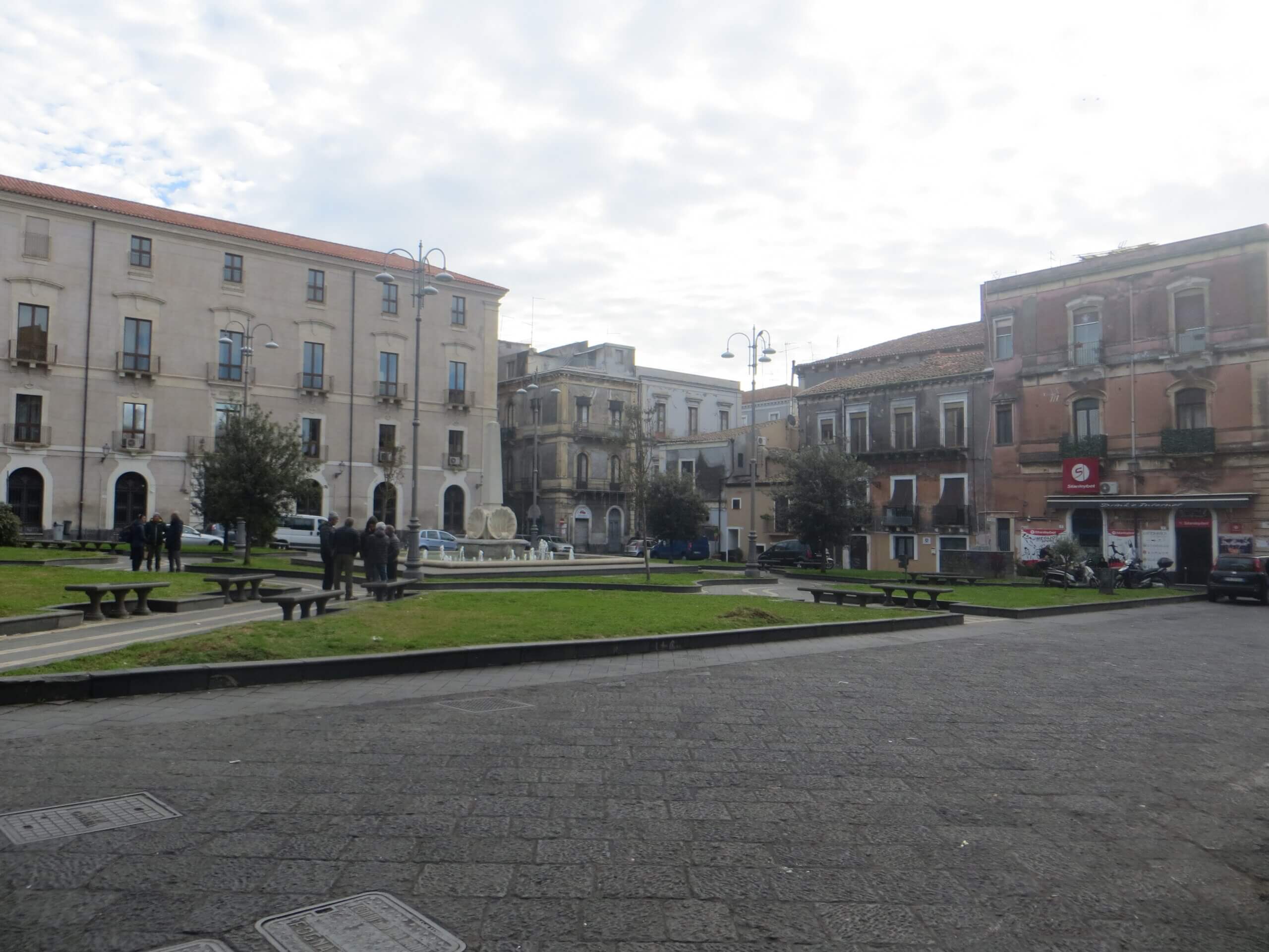 Piazza Cutelli i Fontana delle Conchiglie u Cataniji.