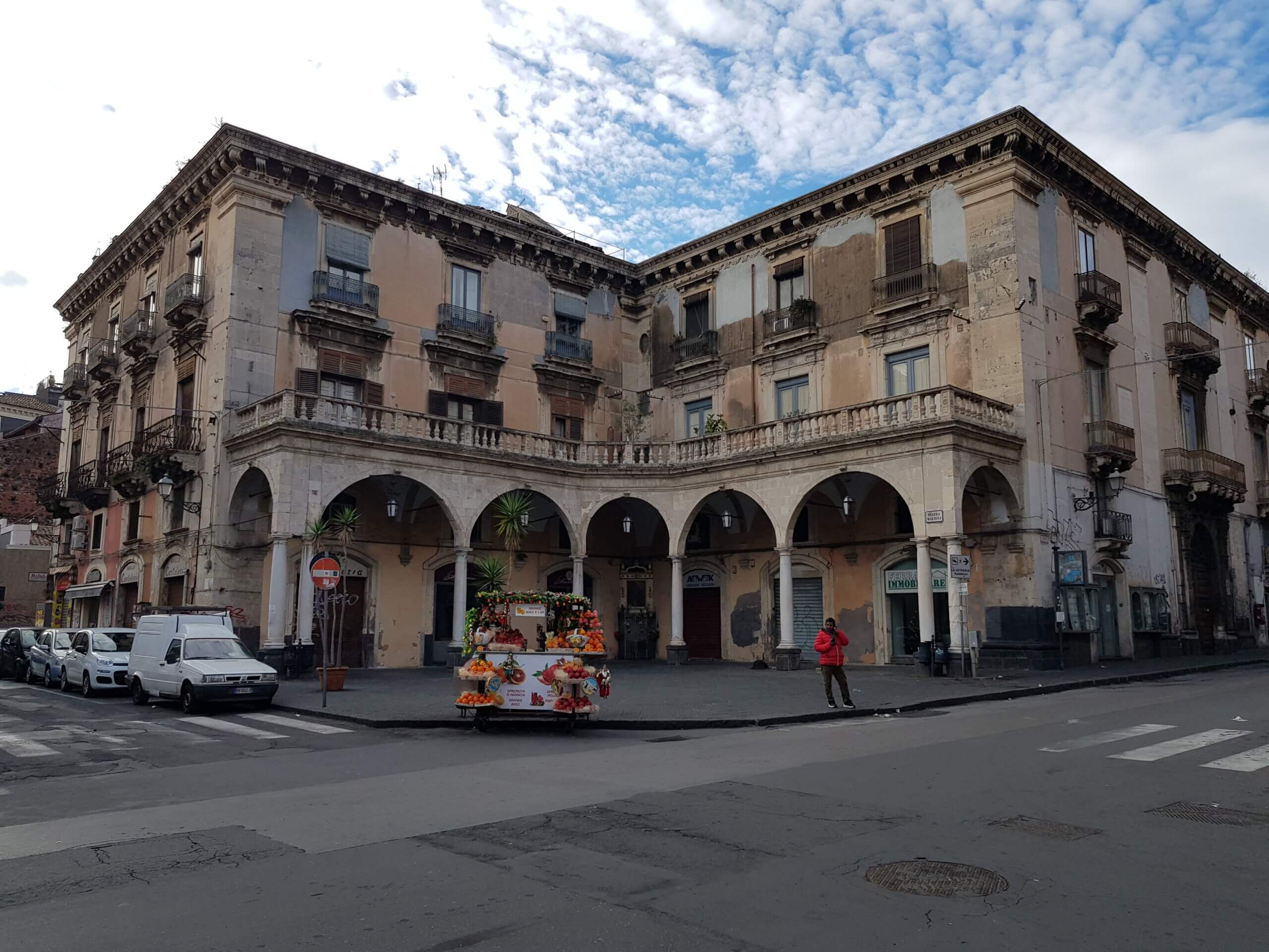 Arkade i stupovi na trgu Giuseppe Mazzini u Cataniji.