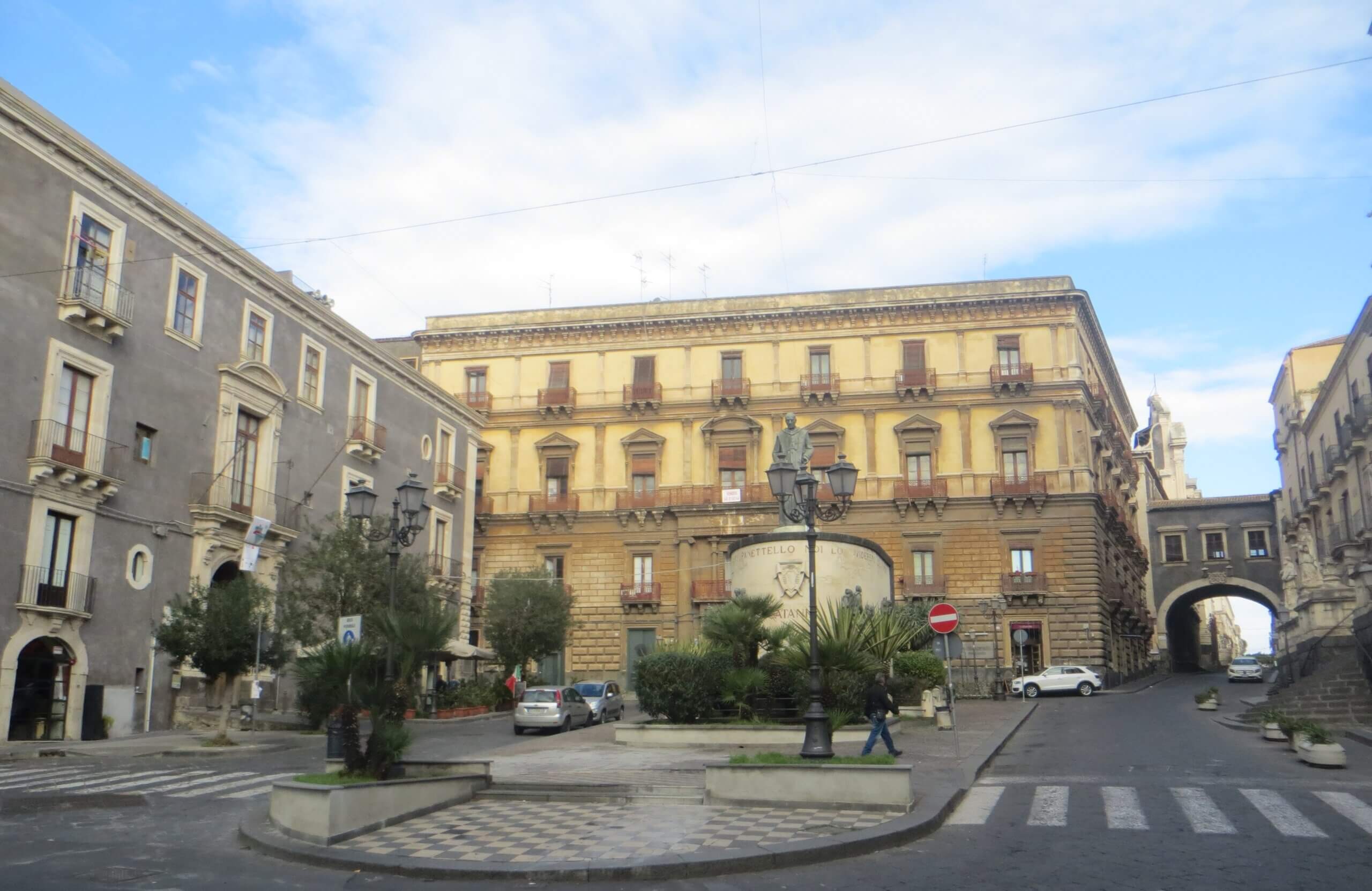 Piazza San Francesco d’Assisi s palačom Gravina Cruyllas i Dusmetovim spomenikom u Cataniji.