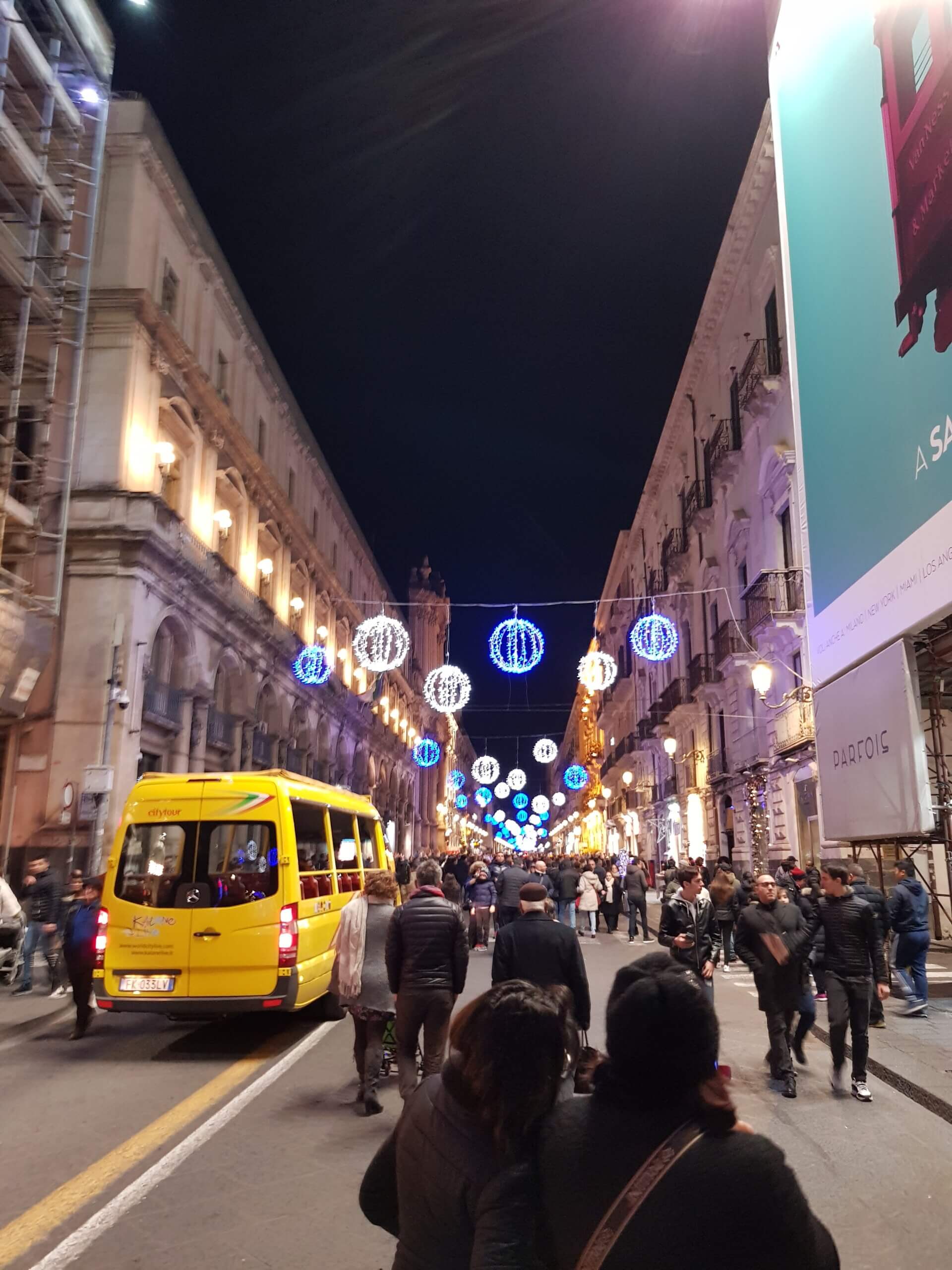 Via Etnea u Cataniji nakon mraka.