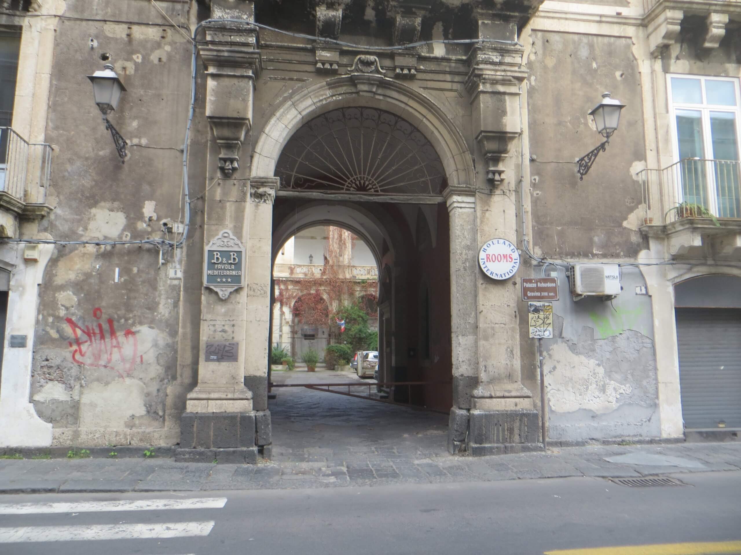Portal uz Via Vittorio Emanuele II u Cataniji.