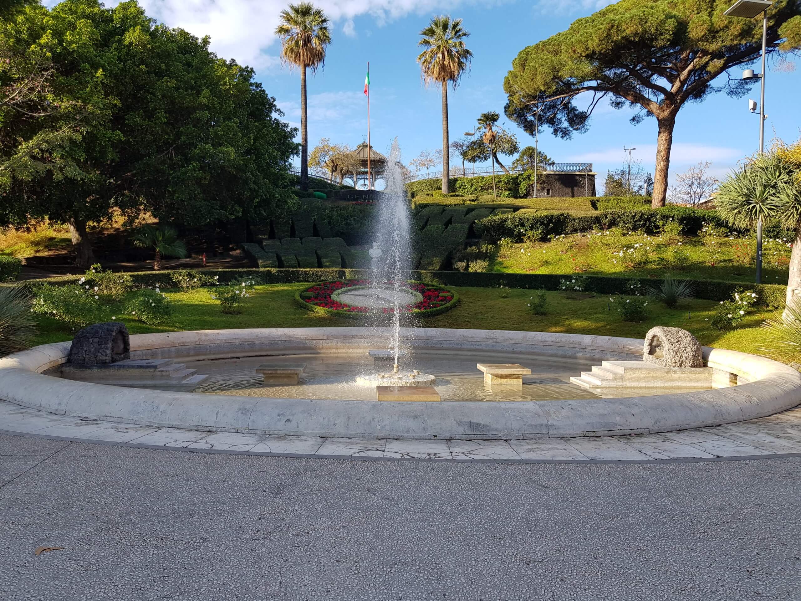 Villa Bellini u Cataniji, s fontanom, zelenilom i terasasto uređenim parkom.