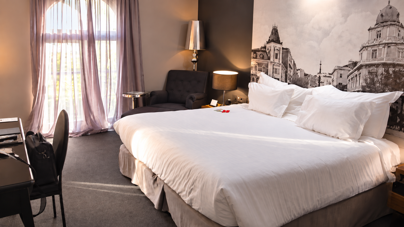 Black-and-white guest room at the former Fontecruz Lisboa