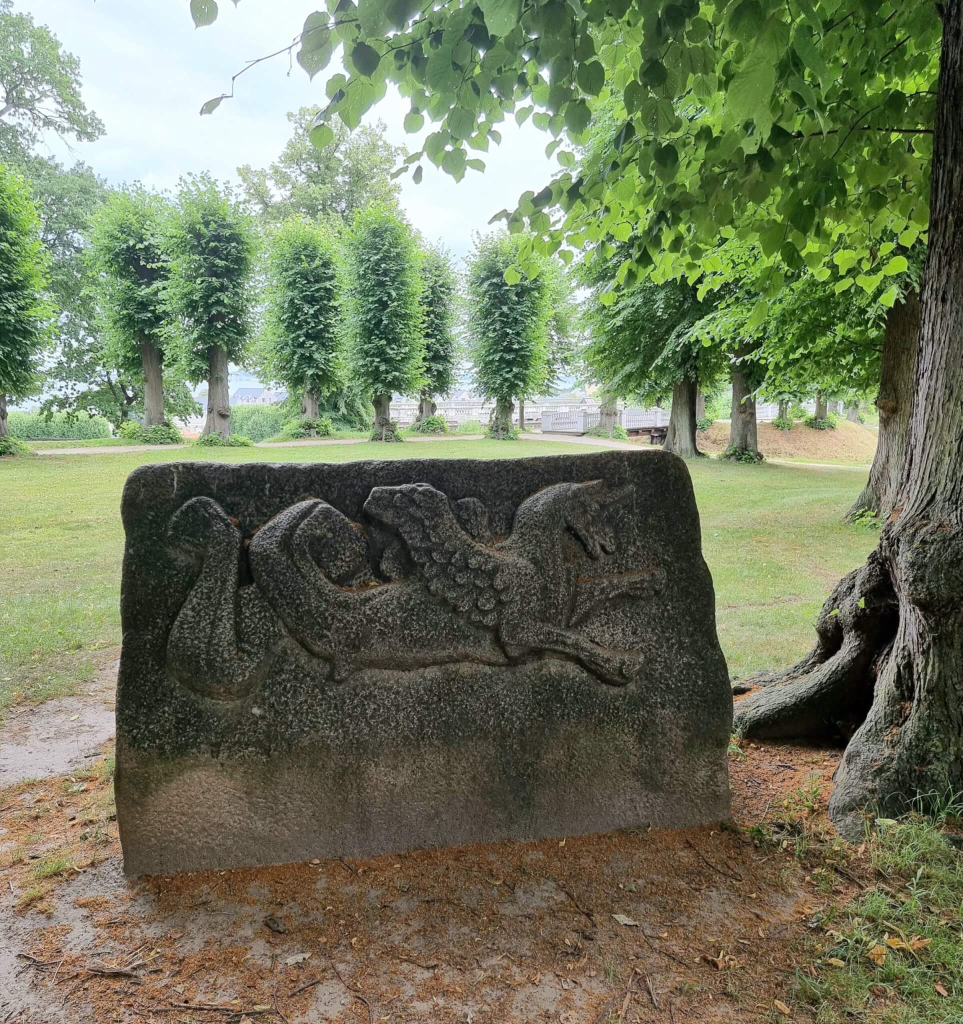 Hamletov spomenik u parku Marienlyst u Helsingøru, poznat kao Hamletov grob.