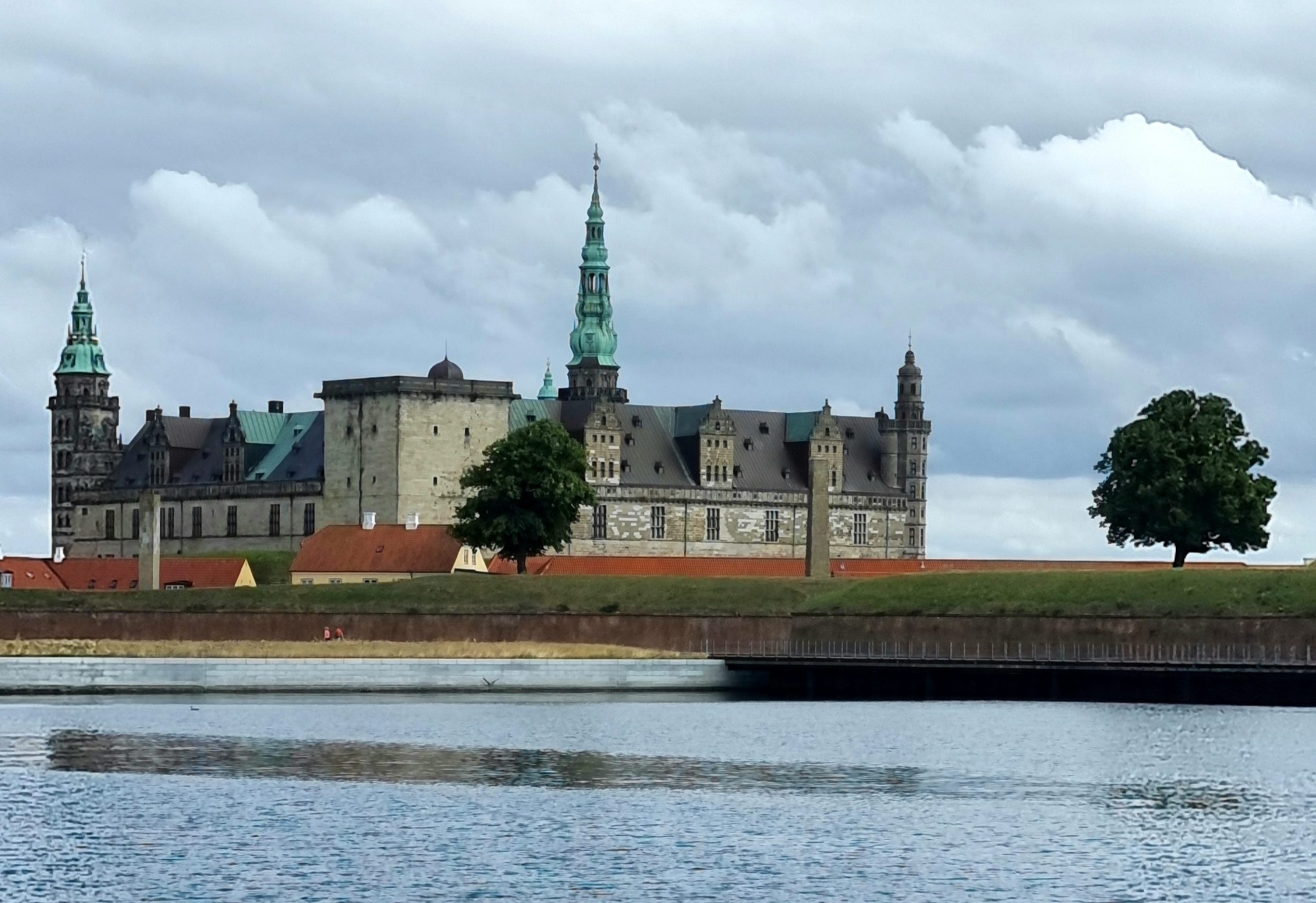 Kronborg viđen preko vode i utvrda u Helsingøru.