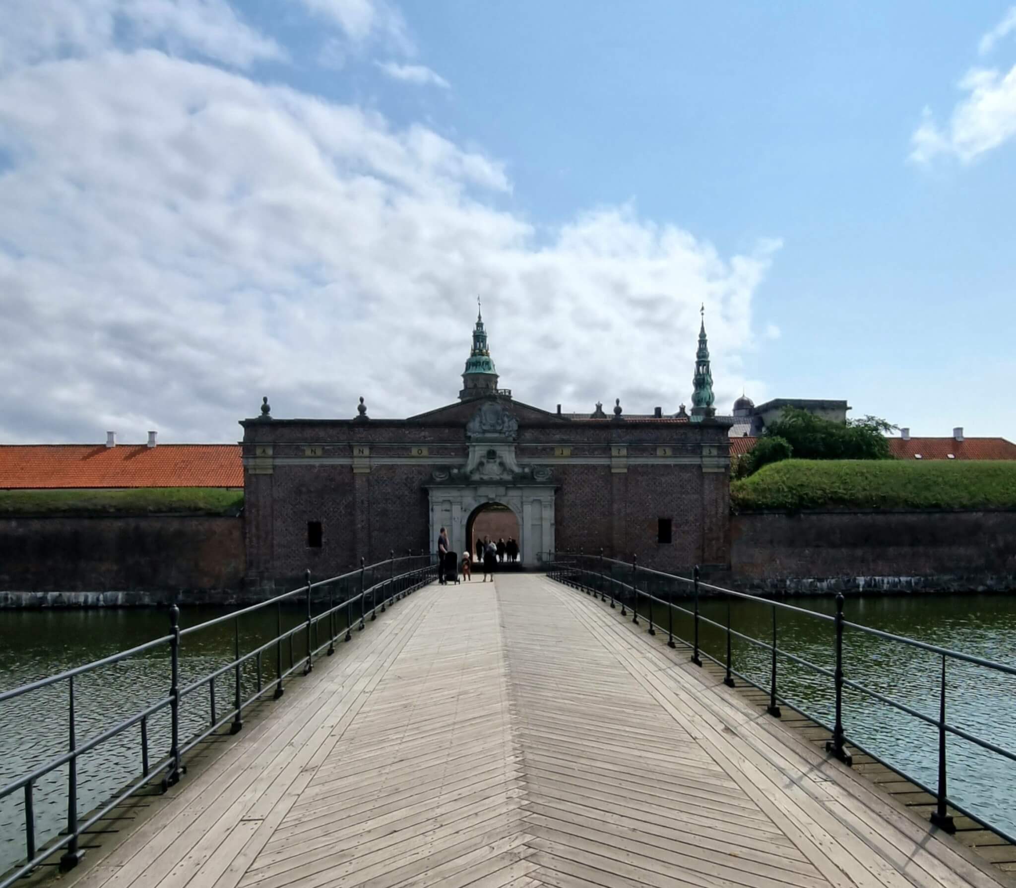 Drveni most i opkop koji vode prema utvrđenom ulazu u Kronborg.