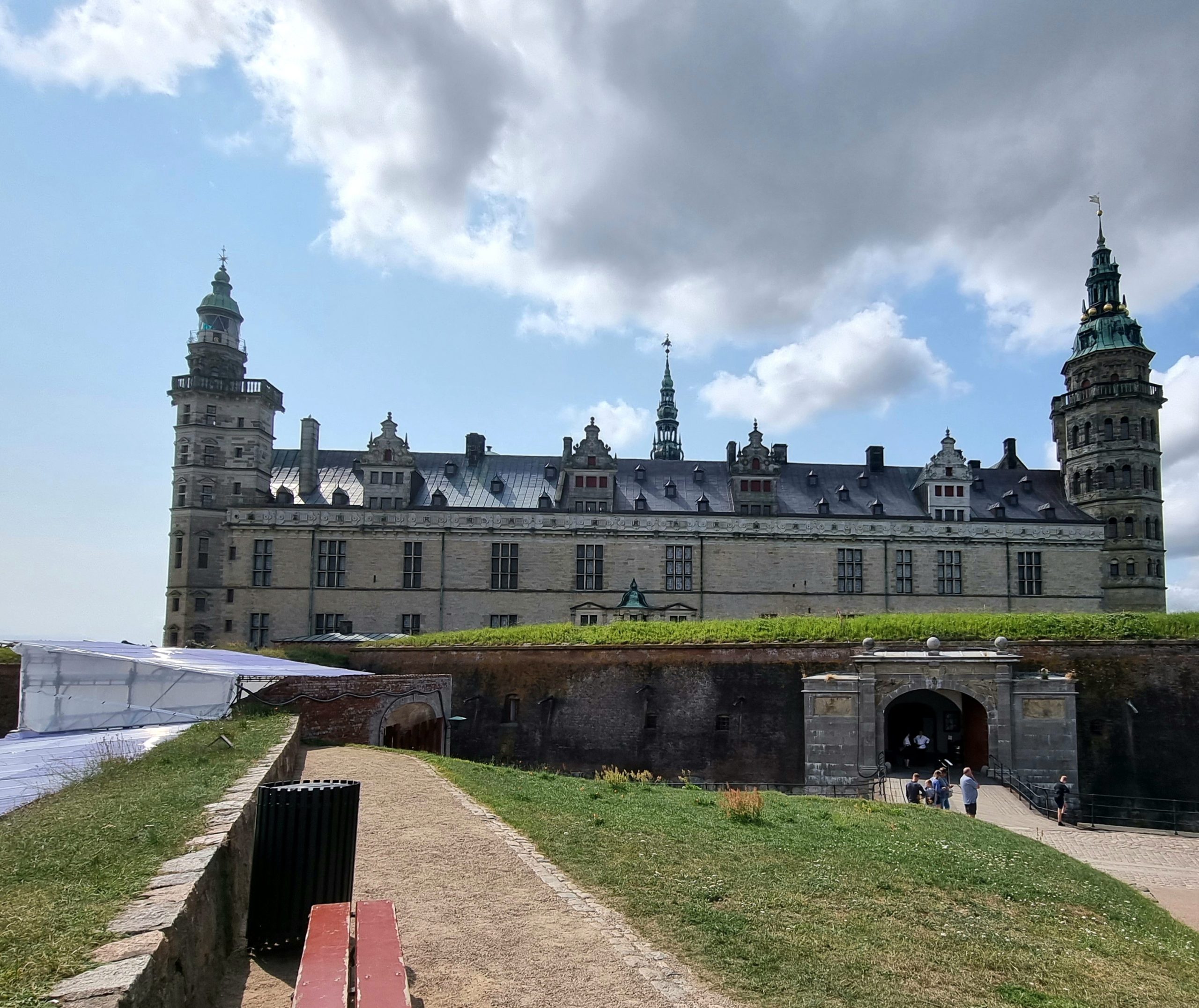 Kronborg iznad zidina u Helsingøru, s utvrđenim ulazom ispod dvorca.