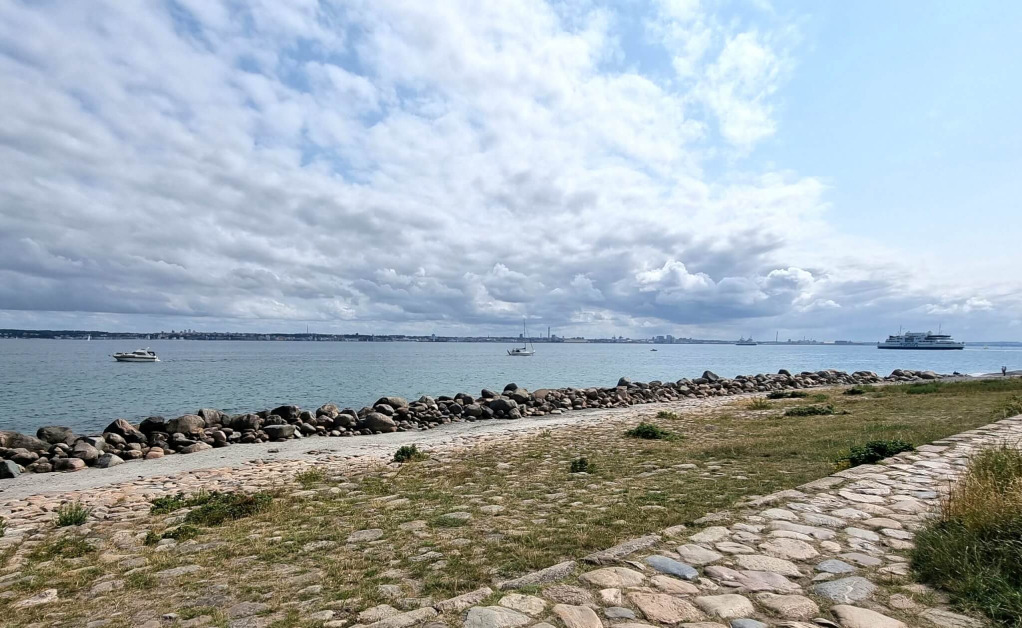 Pogled iz Helsingøra preko Øresunda prema Švedskoj, s brodicama i trajektom u tjesnacu.