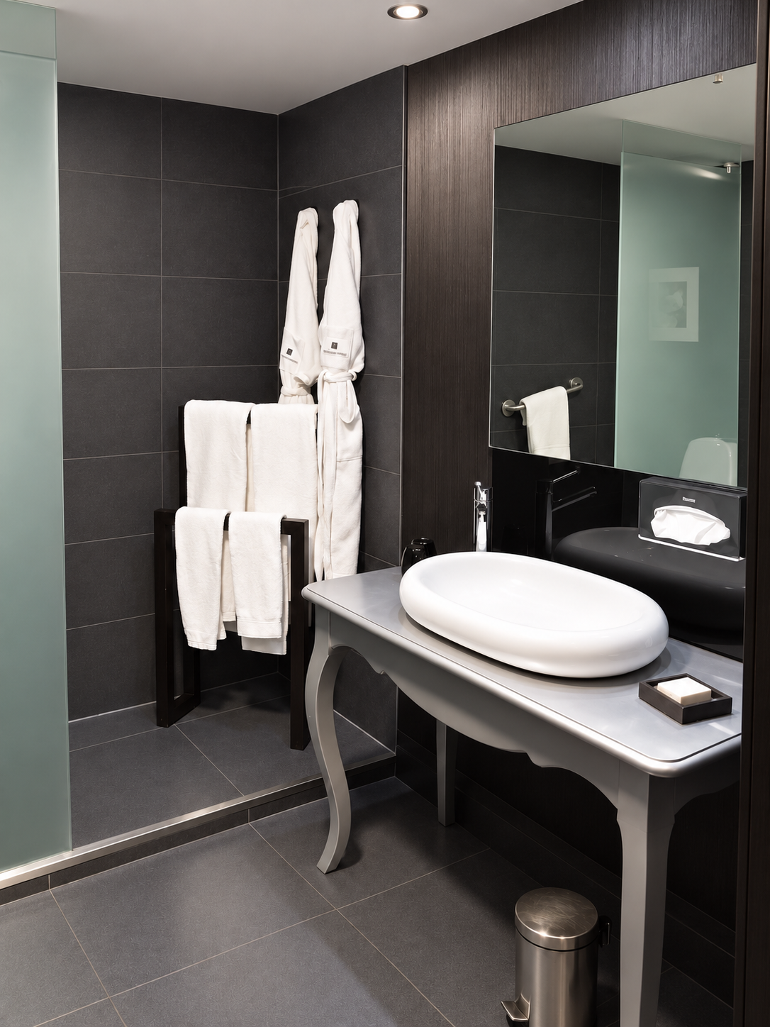 Black-and-white bathroom at the former Fontecruz Lisboa