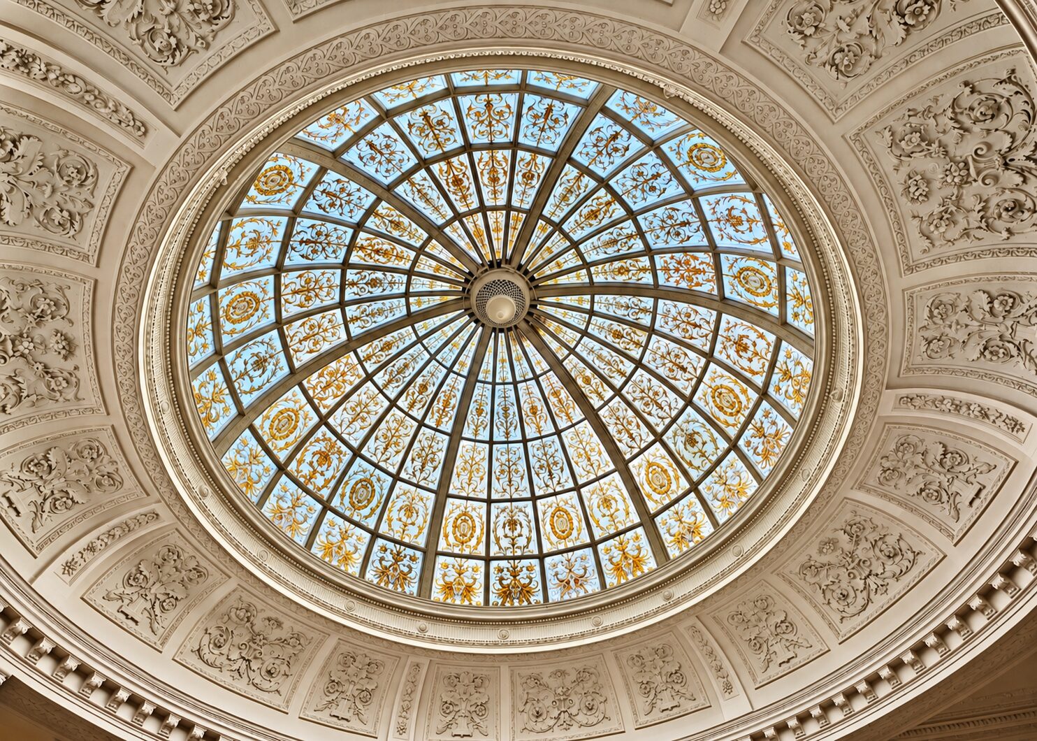 Living area of a room at Threadneedles in London
