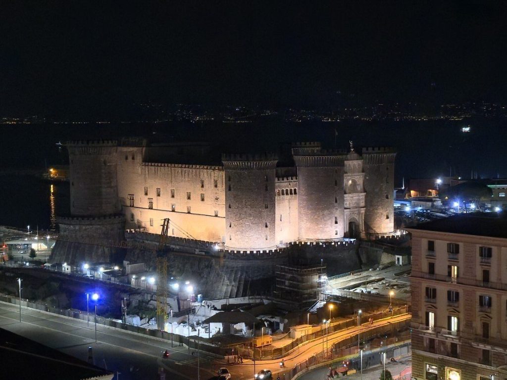 Noćni pogled na Castel Nuovo s krova hotela Renaissance u Napulju