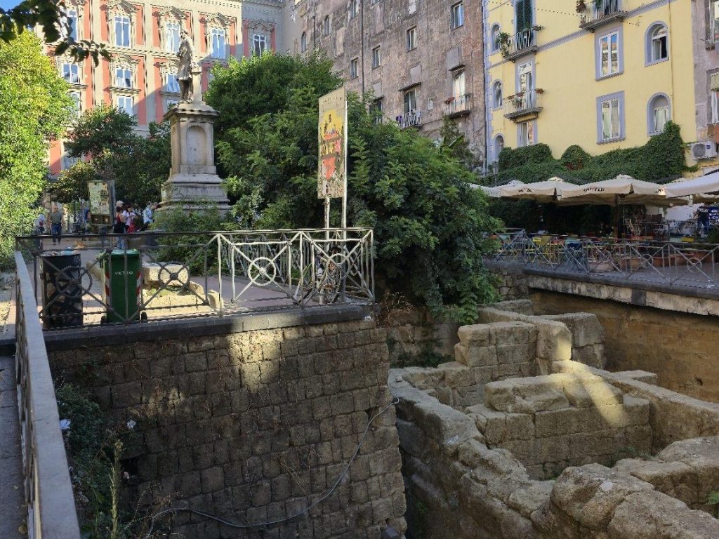 Ostaci grčkih zidina na Piazza Bellini u Napulju