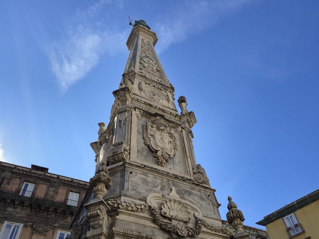 Obelisk na Piazza San Domenico Maggiore u Napulju