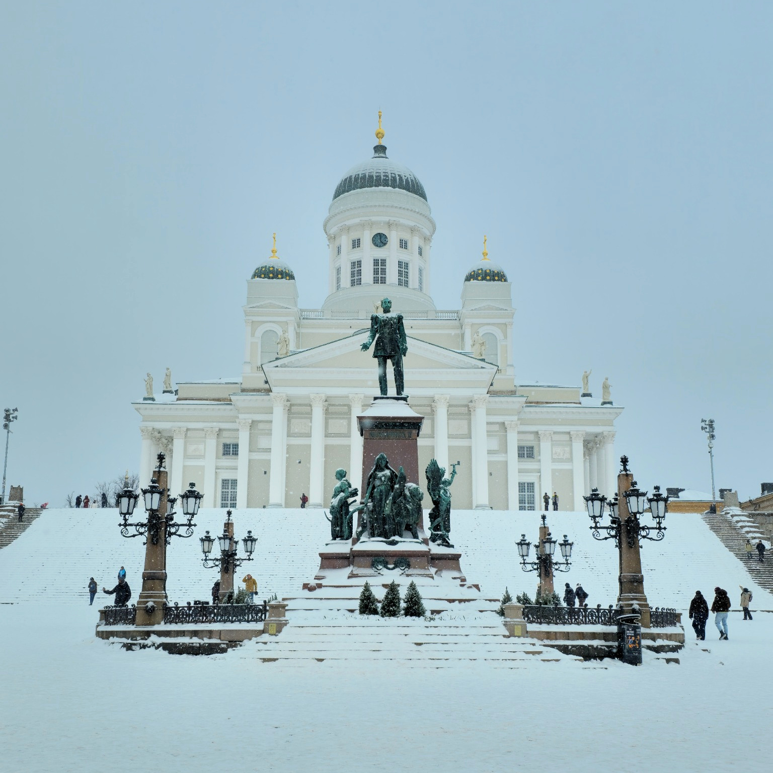 Helsinška katedrala gotovo nestaje u snijegu.