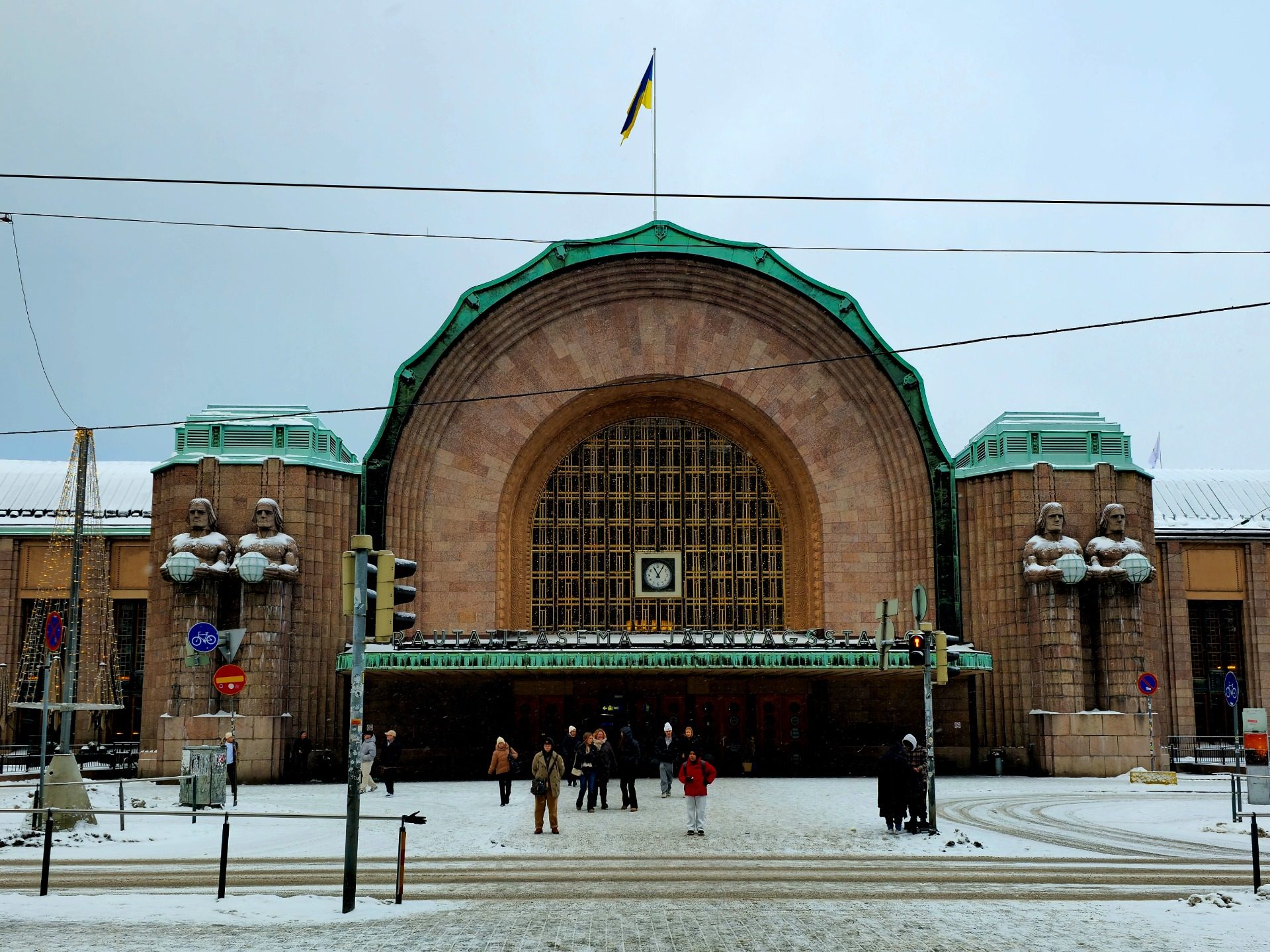 Glavni kolodvor u Helsinkiju: Saarinenovo monumentalno pročelje i kameni nosači svjetiljki.