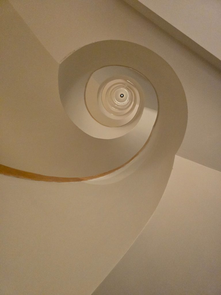 Spiralno stubište hotela U14: arhitektonska skulptura koja privlači pogled prema gore.