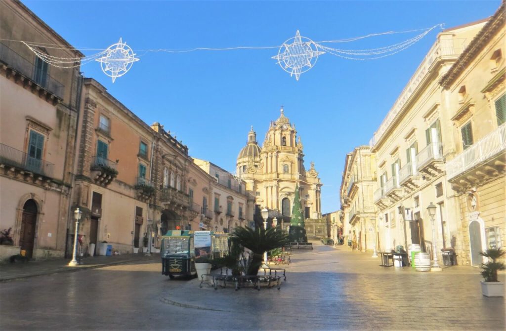 Piazza Duomo i barokna crkva San Giorgio u Ragusi Ibli